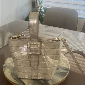 Brahmin beautiful white/silver Shoulder Bag.
Very good condition.